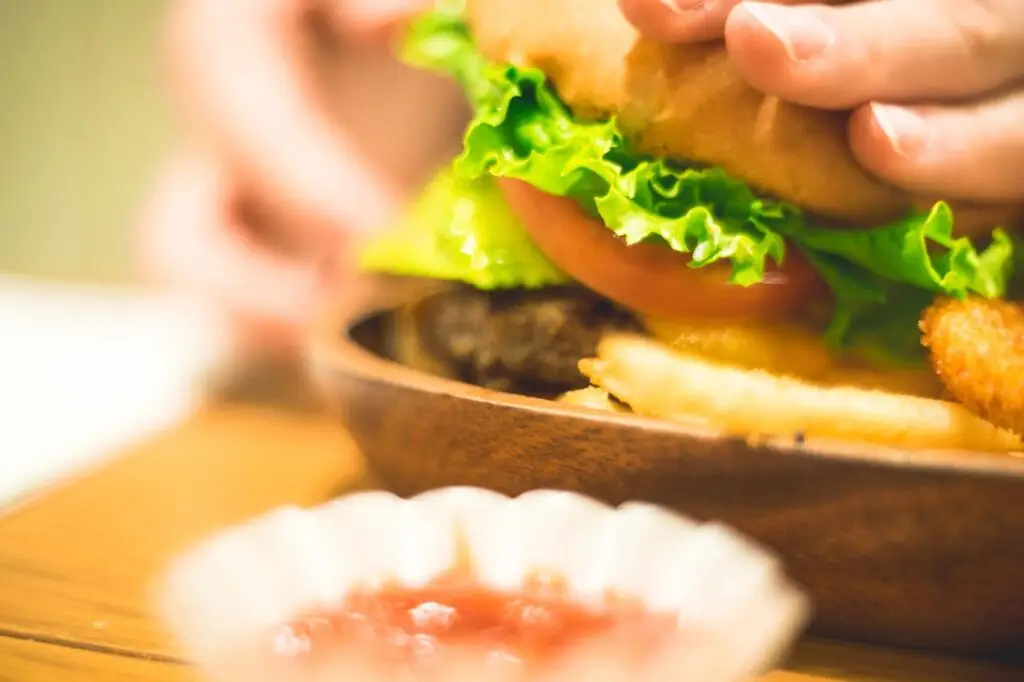 Balancing Convenience and Nutrition: Fast Food for Busy Professionals 4 featured image 1765569636